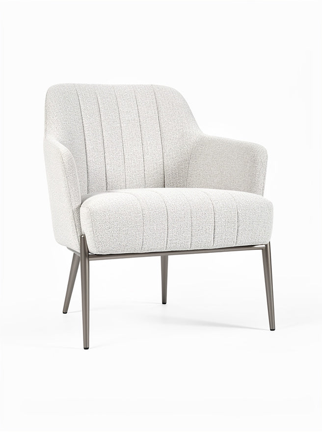 Modernes Designer-Sessel mit gepolstertem Stoffbezug und Metallbeinen